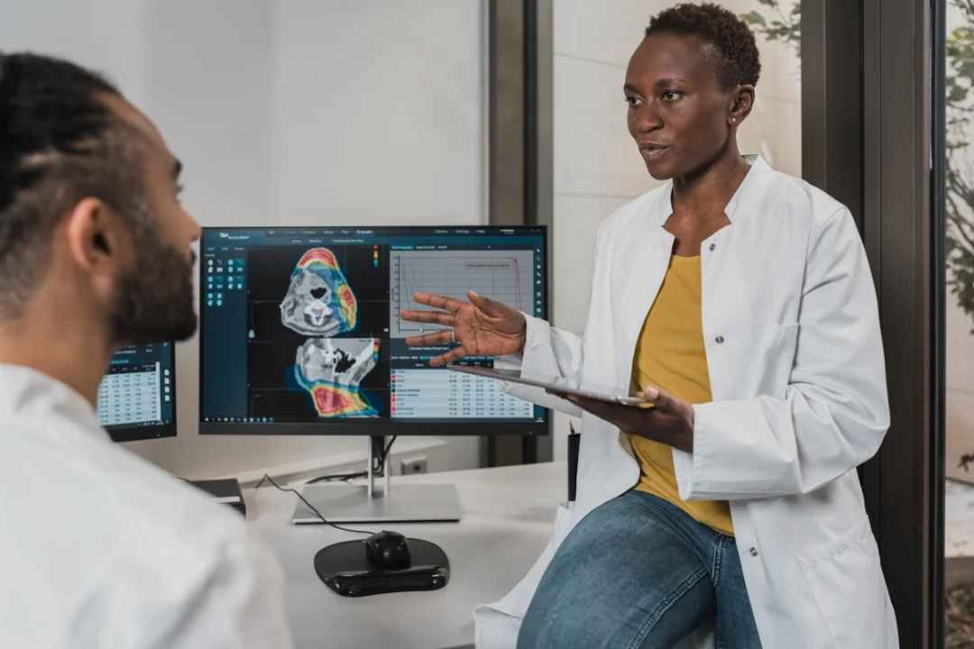 Consulta médica com atenção e cuidado